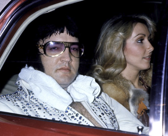 cuando no estaba en la carretera, en Graceland, su finca en Memphis. Vivía trasnochando, rodeado de aduladores, malas comidas y demasiados medicamentos recetados.Sus espectáculos se deterioraron en los 2 últimos años de su vida, y su carrera discográfica quedó casi paralizada.