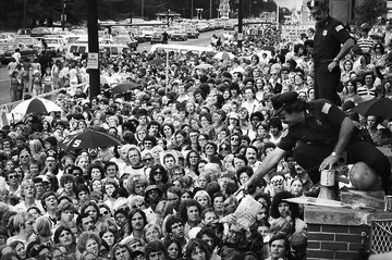 Finalmente, el 16 de agosto de 1977 Elvis fallecía en Graceland, siendo enterrado en el jardín de la casa.Tenía 42 años.Casi inmediatamente después de enterarse de su muerte, los dolientes de todo el mundo se reunieron en Graceland para despedir al pobre muchacho que había