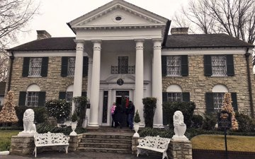 Finalmente, el 16 de agosto de 1977 Elvis fallecía en Graceland, siendo enterrado en el jardín de la casa.Tenía 42 años.Casi inmediatamente después de enterarse de su muerte, los dolientes de todo el mundo se reunieron en Graceland para despedir al pobre muchacho que había