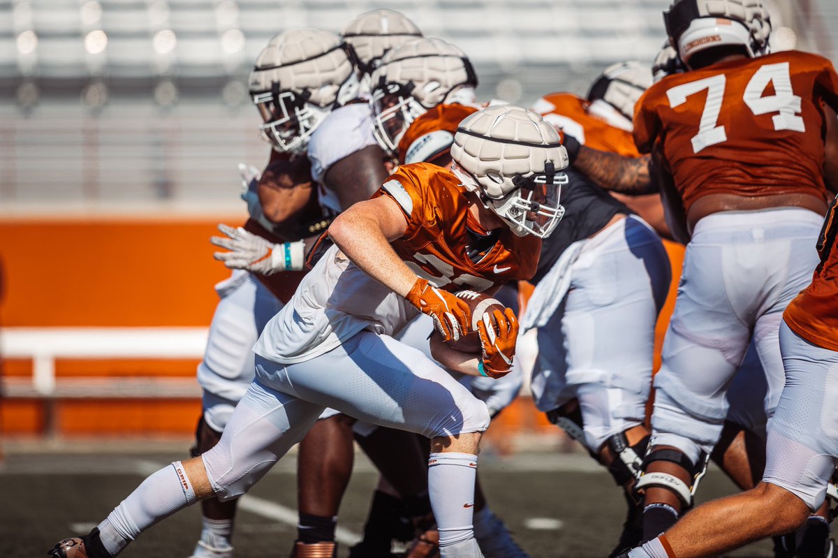SkylerBonneau's tweet photo. Scrimmage #1🤘🏼@TexasFootball #Hookem https://t.co/f3HrApuhAH