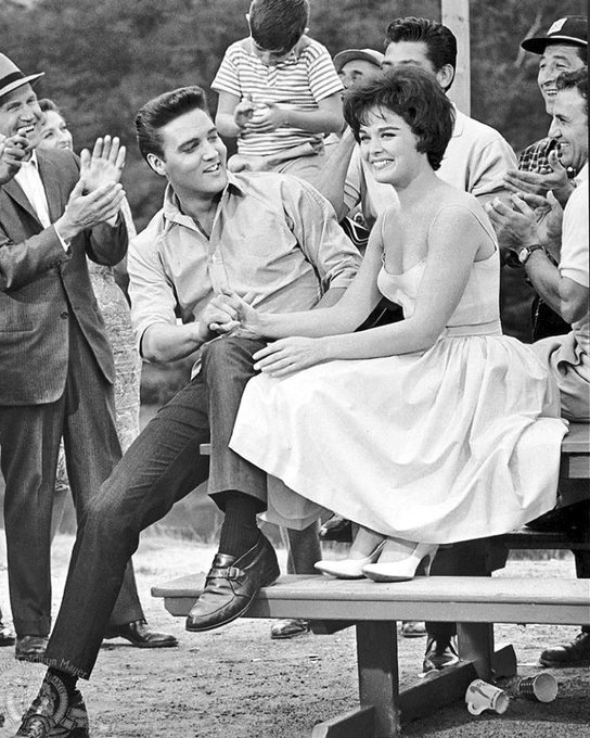 gamberrismo adolescente y de la delincuencia juvenil…Elvis sirvió como el gran catalizador cultural de su período.Proyectó una visión mixta de humildad y confianza en sí mismo, de un intenso compromiso.Inspiró literalmente a miles de músicos -desde Jerry Lee Lewis y Carl