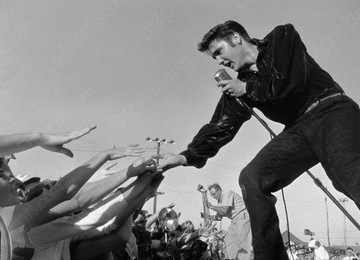 gamberrismo adolescente y de la delincuencia juvenil…Elvis sirvió como el gran catalizador cultural de su período.Proyectó una visión mixta de humildad y confianza en sí mismo, de un intenso compromiso.Inspiró literalmente a miles de músicos -desde Jerry Lee Lewis y Carl