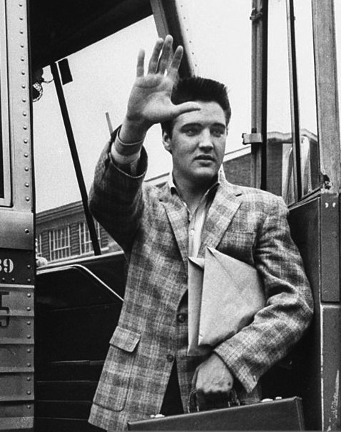 definieron su sentido de estilo personal y ambición en términos que Elvis personificó por primera vez.BIBLIOGRAFÍA recomendada, DISCOGRAFÍA y FILMOGRAFÍA.(ver imágenes adjuntas)