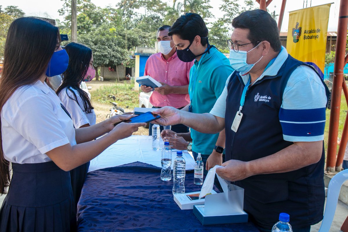 DrCarlosGerman1's tweet photo. Seguimos con la entrega de las tabletas a los estudiantes más destacados de las unidades educativas del sector rural.
Jóvenes de los sectores #JuntaNueva y #LaAngela, de la parroquia #FebresCordero, nos contaron que los dispositivos son un importante aporte para sus https://t.co/OwW8kenPNP