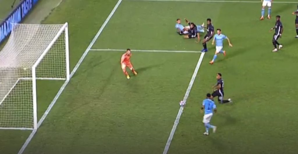 Ama tell my kids this was stevie wonder 😂😂😂 unlackkyyy ye rat #Sterling #MCFC  Come on though how am i going to explain to my kids that he missed that 🤣😂🤣😂🤣😂