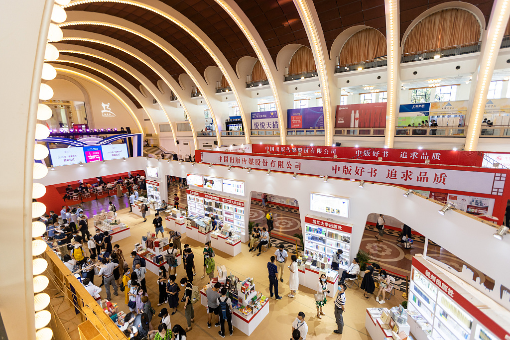 dscvr_shanghai's tweet photo. Bookworms celebrate festival of reading at Shanghai Book Fair 2020.
Launched in 2004, the book fair, held annually in summer, has become a cultural gala for both local residents and visitors. This year's event will run through August 18. https://t.co/AIVl2CLjPq https://t.co/TdG3qQg623
