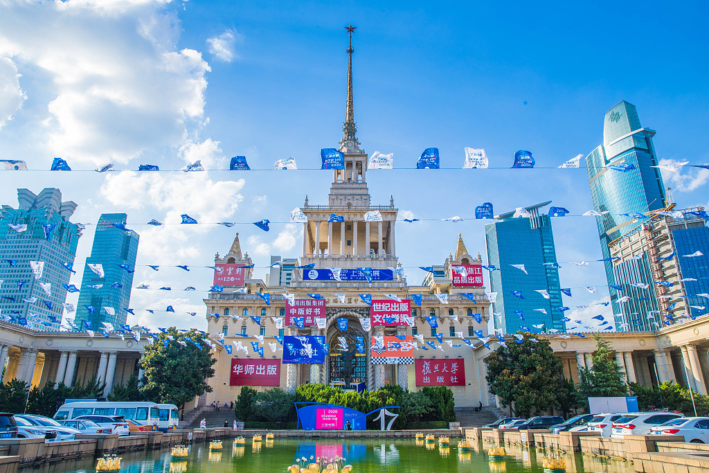 dscvr_shanghai's tweet photo. Bookworms celebrate festival of reading at Shanghai Book Fair 2020.
Launched in 2004, the book fair, held annually in summer, has become a cultural gala for both local residents and visitors. This year's event will run through August 18. https://t.co/AIVl2CLjPq https://t.co/TdG3qQg623
