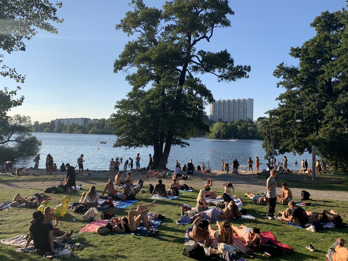 Hi from Sweden! Seeing a lot of NZ to   #COVID19 comparisons from across the political spectrum on twitter.. why??Should NZ replicate ? Absolutely not.But the context is completely different! Thread... 1/5