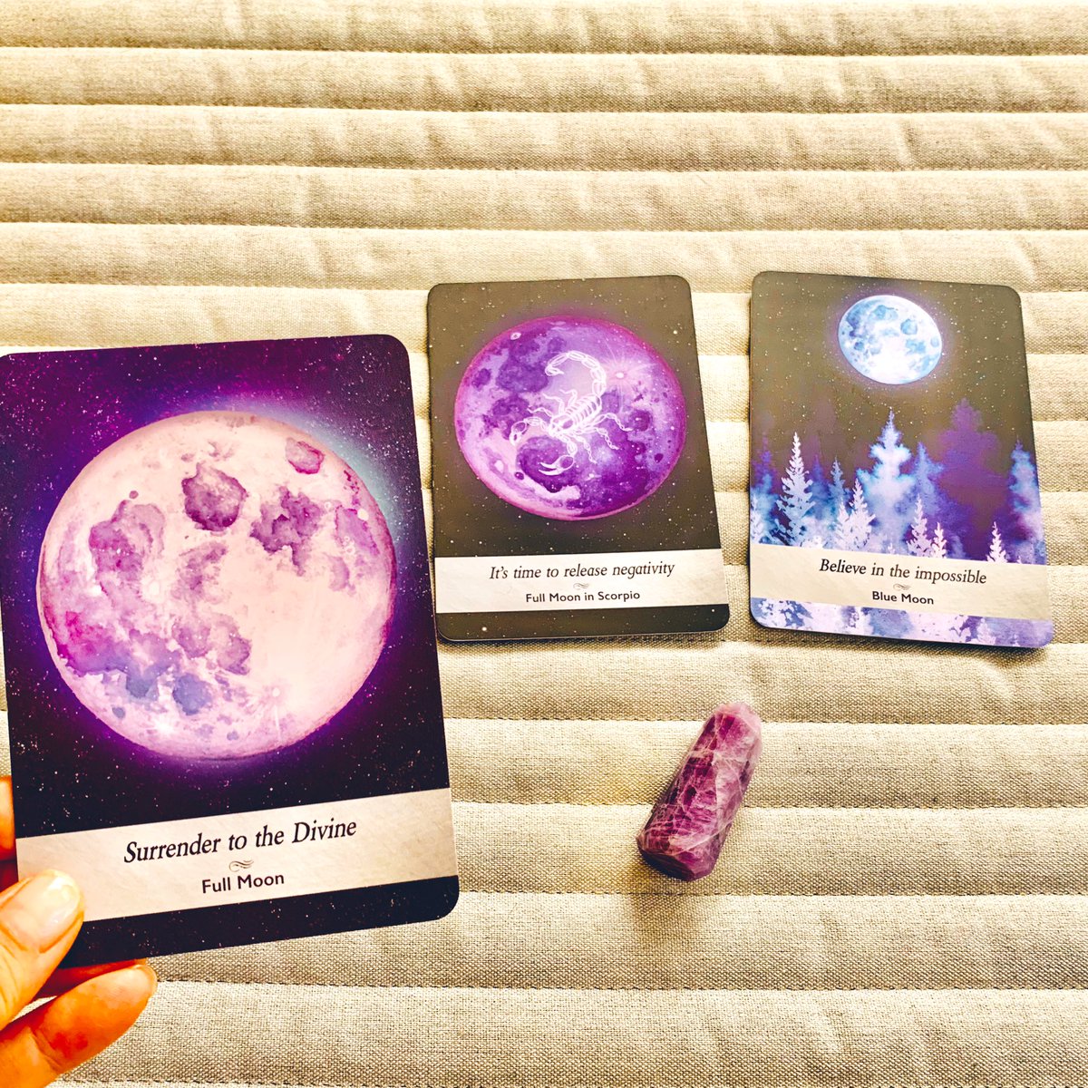 kiyo3sugimoto's tweet photo. お盆休み最終日。
朝一オラクルカードを引きたくなって引きました。
宇宙からのメッセージ受け取りました♡
あなたもわたしも佳き日に♡
#surrendertothedivine
#神に委ねる
#オラクルカード
#月星座蠍 https://t.co/wkylNmtGSp