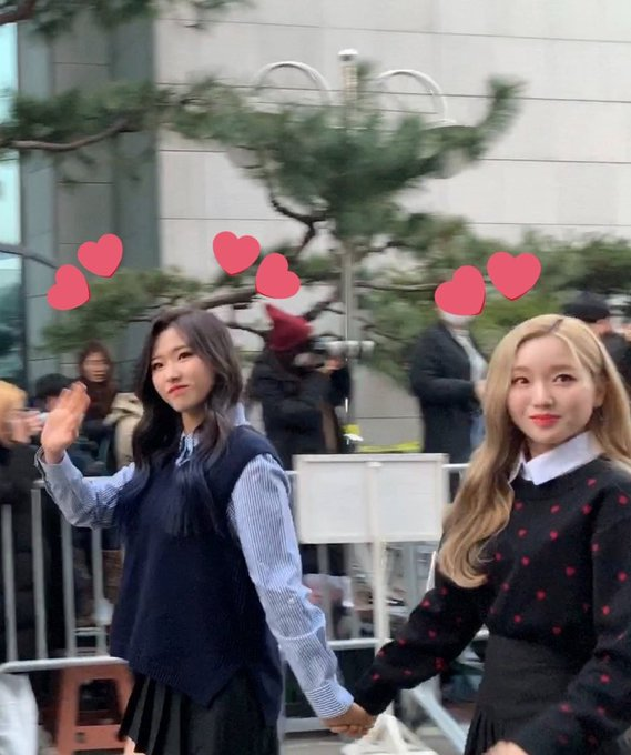 hyewon holding hands will always be my favorite thing knowing how much olivia likes to hold hands with members 