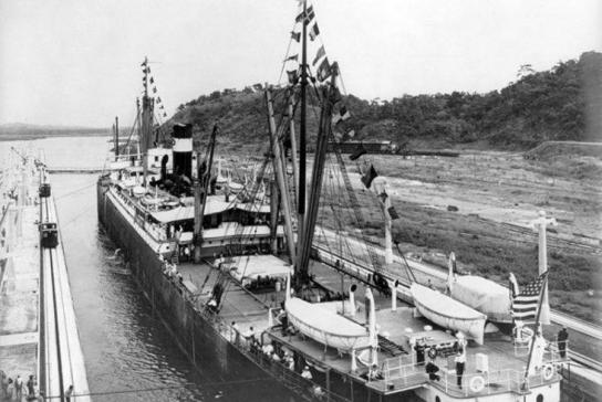 historiapty's tweet photo. 15 de agosto de 1914: inauguración del Canal de Panamá  tras estallar la Primera Guerra Mundial. El buque panameño Ancón fue el primero en cruzarlo. https://t.co/79zuErGaK0