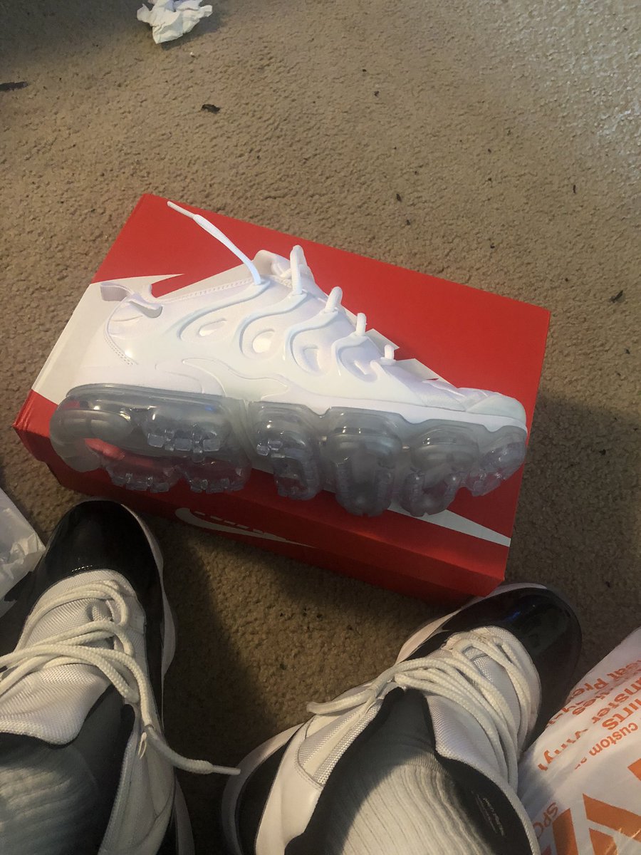 CoachWashMCHS's tweet photo. Shout out my @MRHSMavericks kids @qveencxcx2, Jordan and Jess for taking care of me at Footlocker today 😆‼️‼️‼️‼️‼️ (no discount I paid full price) #AddingToTheCollection 😈 https://t.co/pmbPnEQjwz