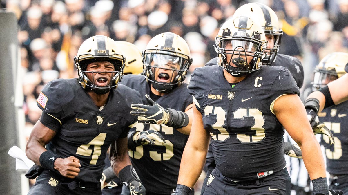 There are certain teams whose best look is a simple one.  @ArmyWP_Football is one of those. Their best look is the gold helmet with a black stripe and facemask. It's classic and timeless.