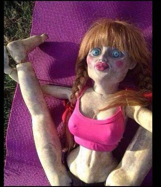 COVIDIOTASOBR's tweet photo. Sábado 15 de agosto del 2020 fue captada la muñeca #Anabell en playas de San Carlos, Sonora tras escaparse del museo de los Warren hace algunos días. #QuedateEnTuCasa https://t.co/HRFCm68dWe