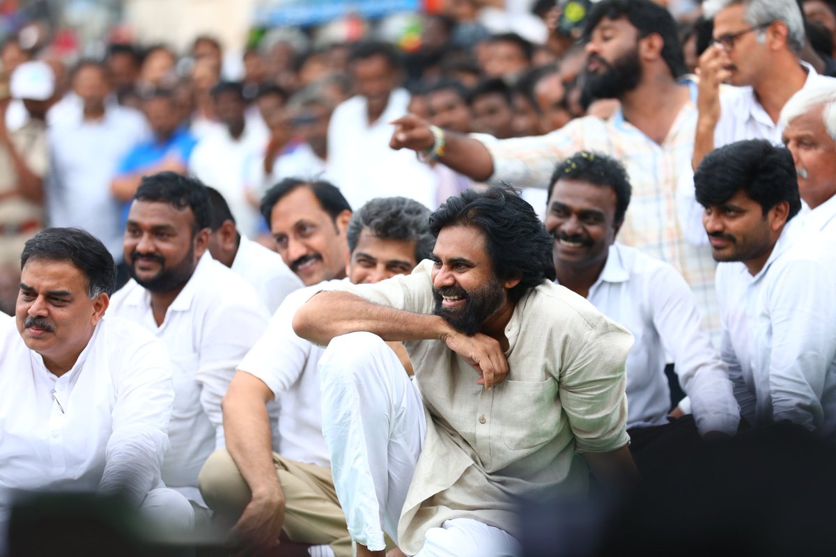MMR_JSP's tweet photo. దేశమంటే ప్రాణమించేంత భక్తి
జనమంటే తరగని అనురక్తి
ఆశక్తులకు, అసహాయులకు
తన సహయం అందించే ధీశక్తి.
"జనసేనాని"
#PawanKalyanBirthdayCDP https://t.co/ZXJBR4c9jD