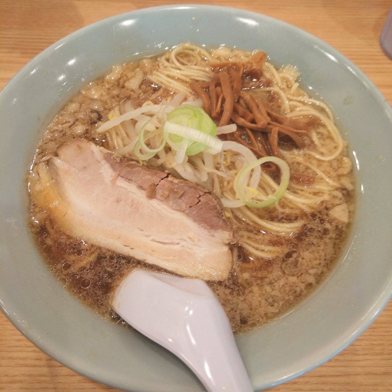 Egoshiani リンダ軒 西新宿 東京都 ラーメン700円こってり Orあっさり 旨い 固めに茹でたカネジン食品の旨い細麺 にしっかりした動物系スープ 背脂たっぷりは懐かしく麺とのコンビが新しい 鈴蘭 の Ings 他 つけ麺750円 油そば 700円 唐揚げ