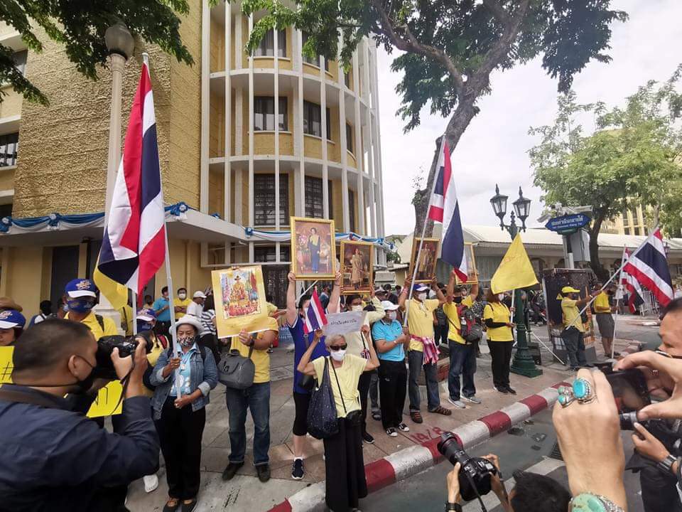 Fernjariyaa's tweet photo. #ขีดเส้นตายไล่เผด็จการ  ใช้คำว่าม็อบชนม็อบ ไม่อยากชนด้วยเลย รุ่นนี้หาอะไหล่ยากแล้ว กลับบ้านเถอะค่ะ555555555555  #แท๊กเพื่อนไปม๊อบ https://t.co/1CQ9OJvSBL