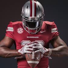 This helmet gets a lot of hate, but I absolutely loved the Cowboys-inspired helmet used by  @RazorbackFB. It was one of the more unique alternate helmets I've seen in a long while.