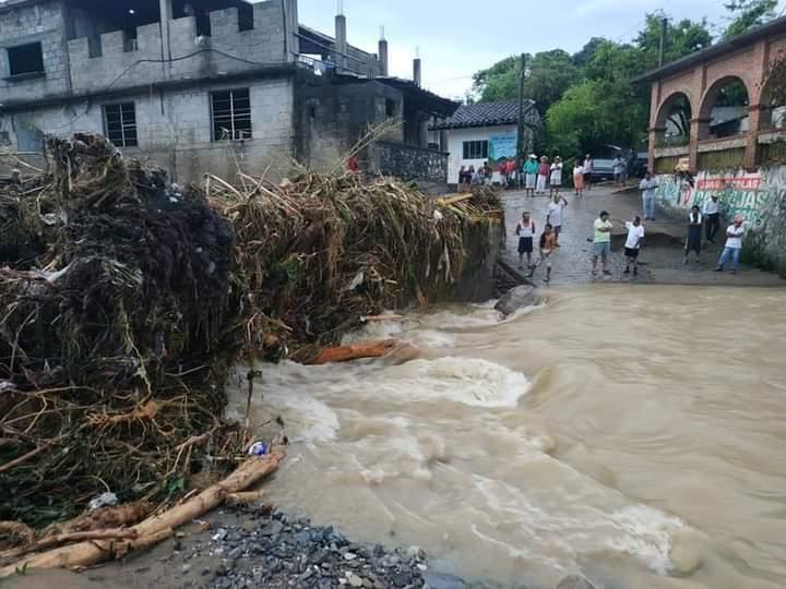 Vanilla farmers in Mexico hit by floodwaters. Can you donate shoes or clothes?  More info. (ES bit.ly/3g0C2zR) (EN bit.ly/3fXKJKX).  #vanillacookies #baking #vanillaplant #orchid #vanillaaroma #mexicanproduct