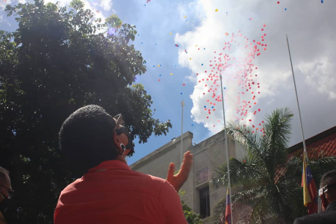ErikaPSUV's tweet photo. ¡Nada borrará tu grito, hermano!
Nos encargaremos de que esa voz combativa que nos acompañó durante muchos años, de movilización en movilización, siga retumbando, siga encontrándonos y siga llenándonos de Fuerza Chavista. https://t.co/sIK4fMVARV