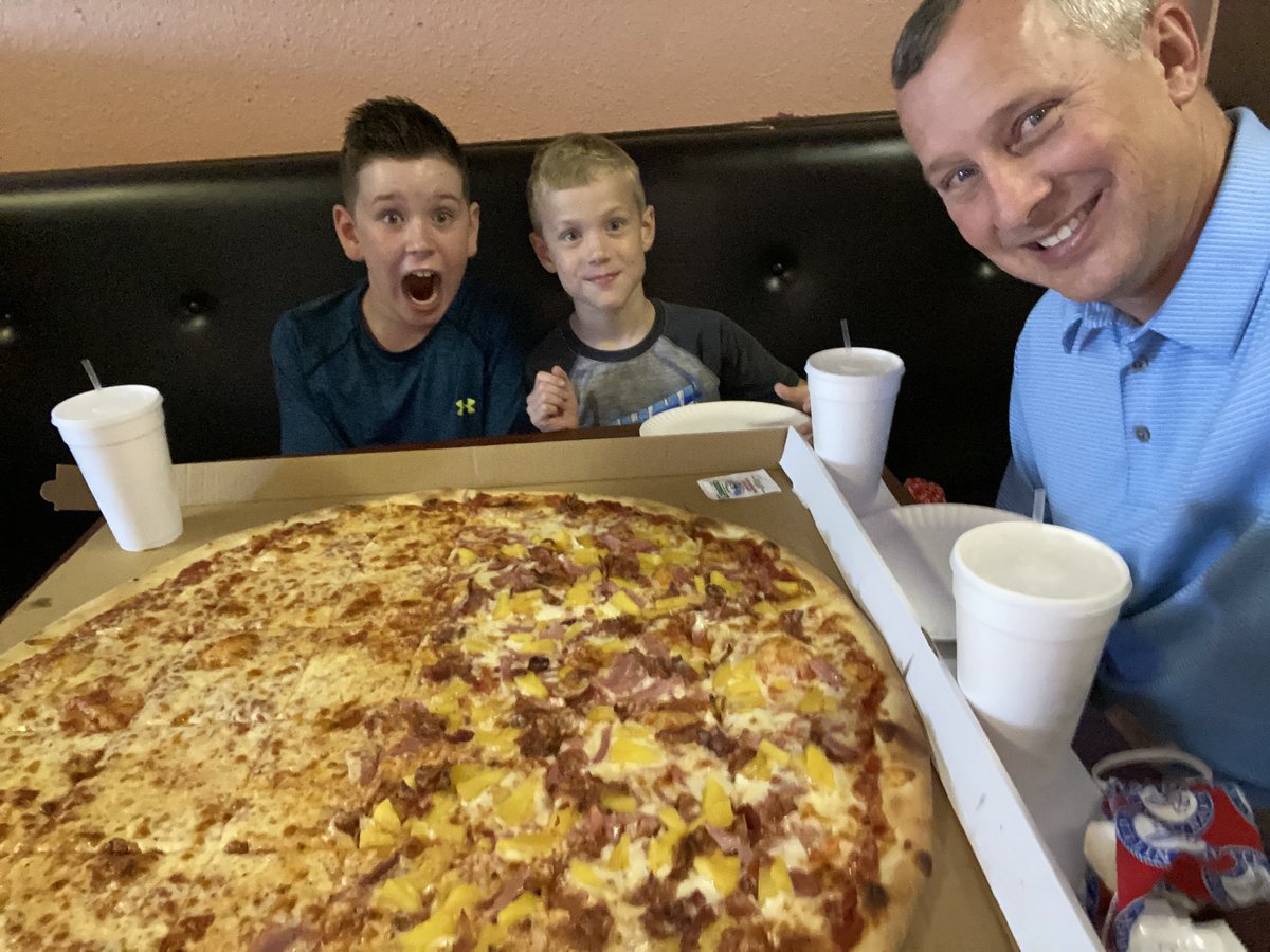 Randycbroom's tweet photo. I think they have a different definition for large pizza. #boysnightout #BlessedAndThankful https://t.co/bjibk0gagC