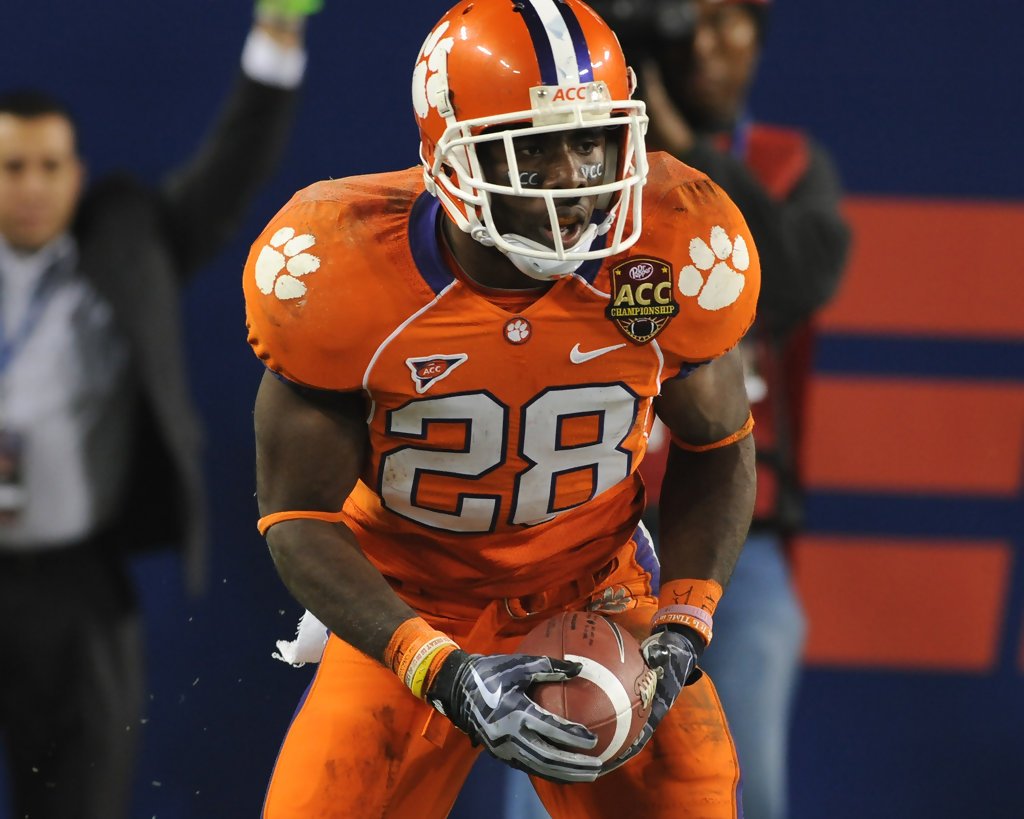 apthirteen's tweet image. 28 days
Arguably the greatest all-around player to ever wear a Clemson uniform. "Lightning." The best #28, CJ Spiller (@CJSPILLER):

-#28 retired
-Unanimous All-American
-Doak Walker Finalist
-ACC Player of the Year
-ACCCG MVP
-3x All-ACC
-ACC All-Purpose Yardage leader (#4 NCAA)