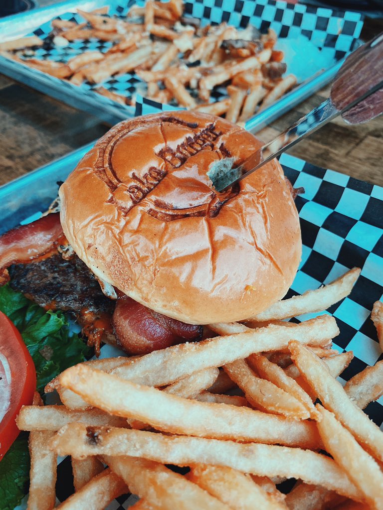 KyleeGregg's tweet photo. Lake Burger is where it’s at. ✌🏼#Foodies https://t.co/cA86WnUcEl