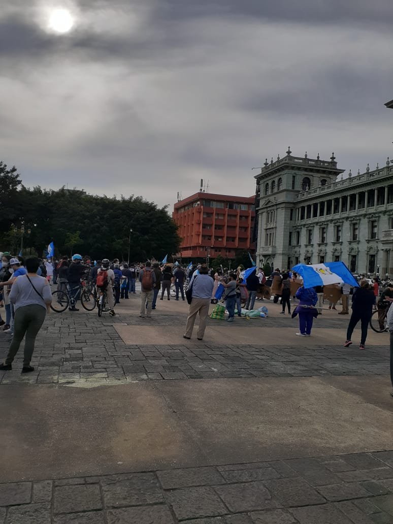 Factor4_GT's tweet photo. A pesar del #COVID19gt en la #PlazaCentral Una manifestación sin precedentes se llevó a cabo el día de hoy, guardando distancia y en medio de la pandemia.  

Entre otras consignas destacaron: #RenunciaGiammattei #CortesNoMafias #DondeEstaElDinero 

📷Redes Sociales https://t.co/I29EIEfdzA