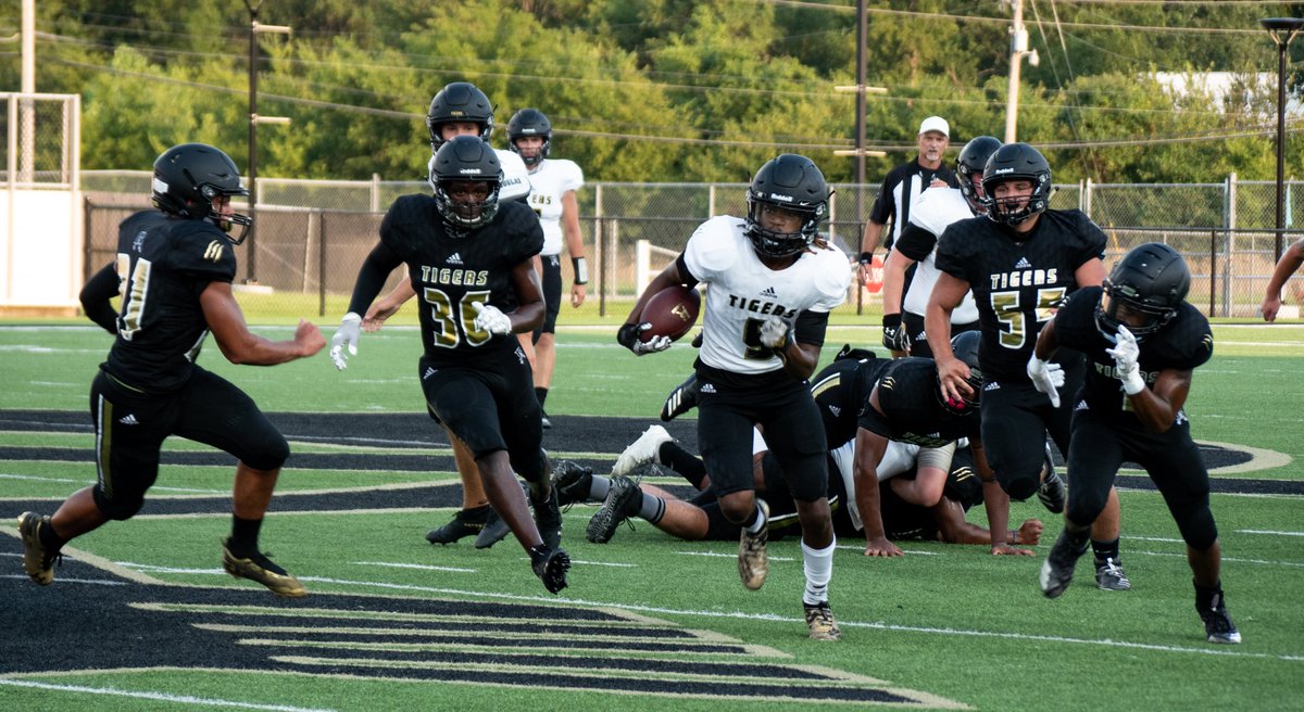 batigersports's tweet photo. Fabulous evening for first look at 2020 BA Tiger Football. @BrokenArrowFTBL https://t.co/w1PrJfbqcC