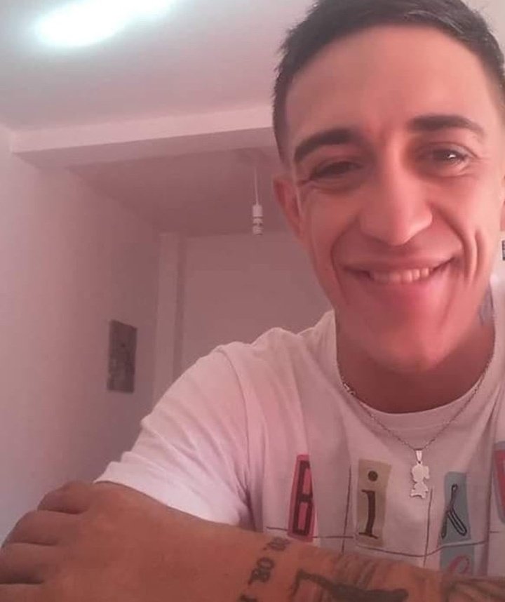 sugadboy's tweet photo. JORGE ADRIÁN CARDOZO, abusó de su hija de 6 AÑOS reiteradas veces, la engañaba para que le practique sexo oral diciendo que su pene era un chupetin y LO DEJARON LIBRE por 'DESAHOGO SEXUAL'. ¿Desahogo sexual? Ahogate.
Acuérdense de su cara para que NUNCA pueda vivir en paz. https://t.co/hQatjsAsvb