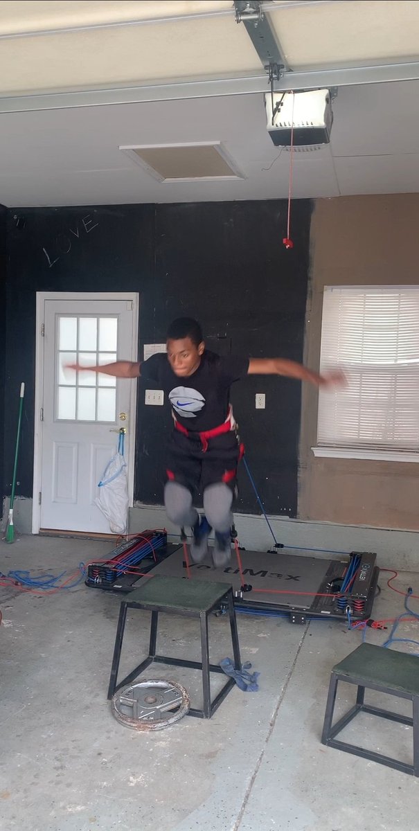 CharlesCtyElite's tweet photo. Darius closed out this session, with maximum effort!!
#DariusHarrell🏈💨
#FutureStag💙❤
@DMTracknfield
#CharlesCountyEliteProduct💙💛 https://t.co/82EtOguJ2b