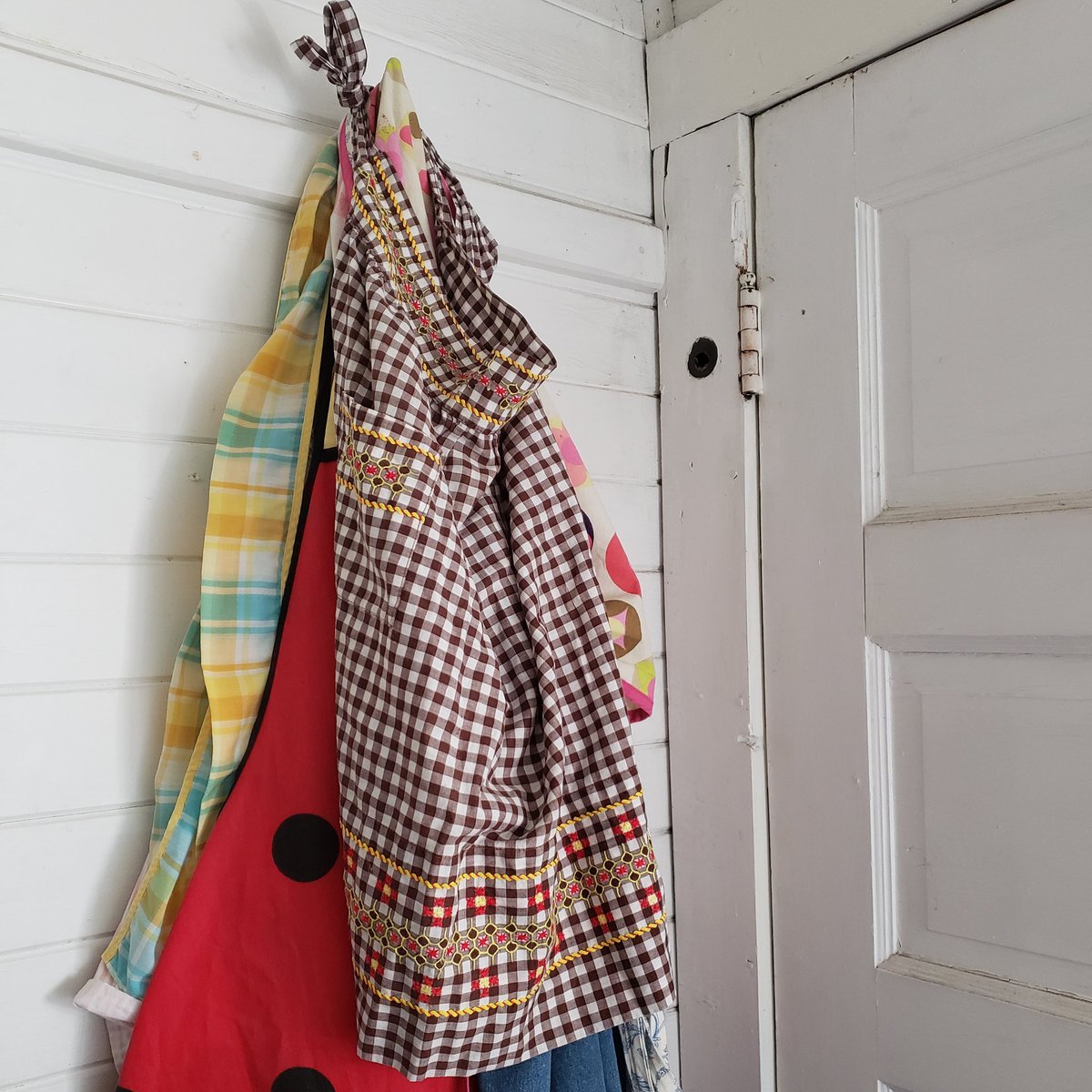 MDIVADOMESTICA's tweet photo. Soaking in every last moment of the day. Happy aprons ready to make something wonderful. ❤ my apron stash 💋
#yqr #aprons #makeitspecial https://t.co/gYv6QhhqUt