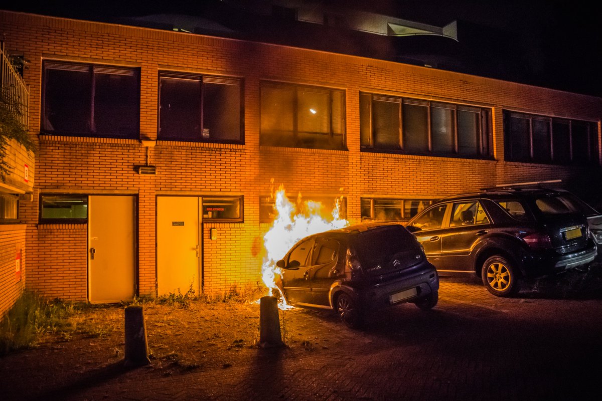 fotograafLdmVbg's tweet photo. Zo is het rustig in de Schilderswijk, wordt er vanavond wel sinds lange tijd een auto in brand gestoken in #Leidschendam. Ditmaal een geparkeerde auto naast een gevel aan de #Grashof. #tuig https://t.co/m0E0eBl5dU