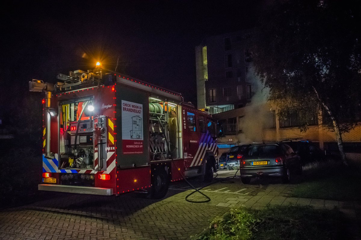 fotograafLdmVbg's tweet photo. Zo is het rustig in de Schilderswijk, wordt er vanavond wel sinds lange tijd een auto in brand gestoken in #Leidschendam. Ditmaal een geparkeerde auto naast een gevel aan de #Grashof. #tuig https://t.co/m0E0eBl5dU