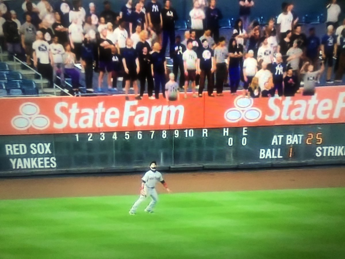 PrimoDaRebel's tweet image. lol virtual fans over the State Farm sign #FOXfail 😂