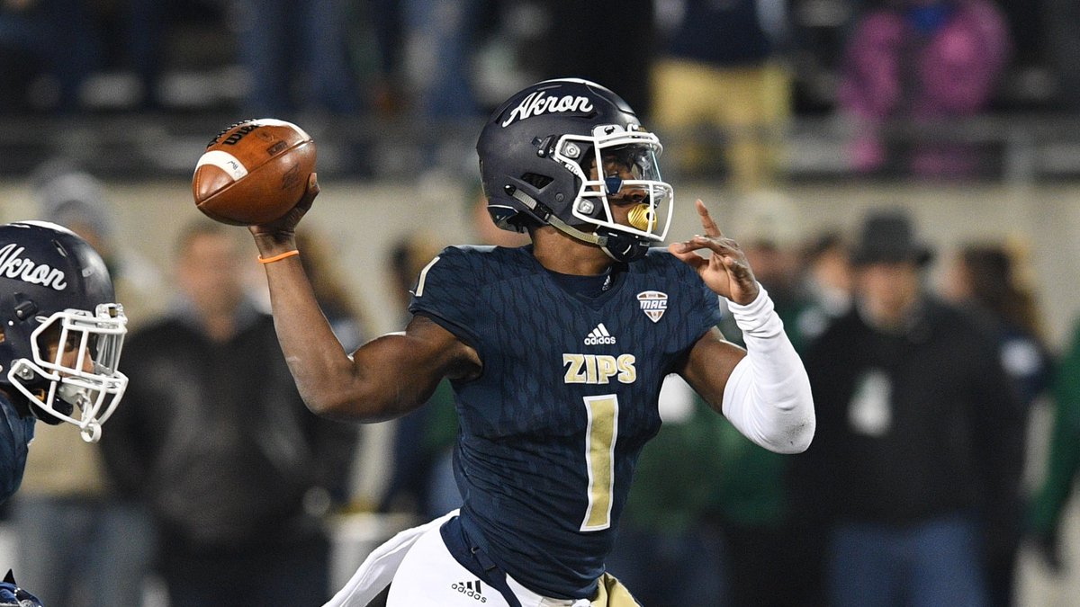 In the first tie,  @ZipsFB have two great lids I couldn't choose between. The first is the logo I first knew them with from the early 2000s.The second is a gorgeous helmet they wore against Troy in 2019. They should really use it more.