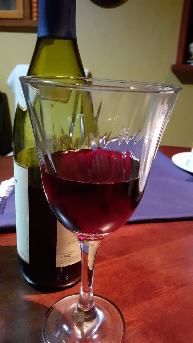 vespilia74's tweet photo. Gracias @Unimarc por dejar a #NachoRoman @zabaletachile hace un par de días les compré a ustedes este vinito para celebrar antes compraba en otro Super🥳. https://t.co/TsO46XbT8q