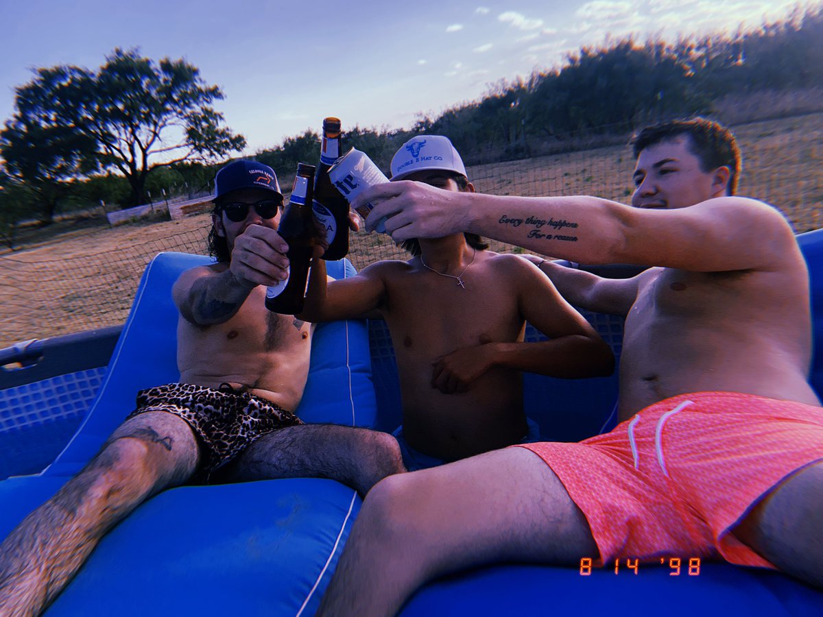 HunterSeaton80's tweet photo. Living life and loving it https://t.co/uQ8T20tO52
