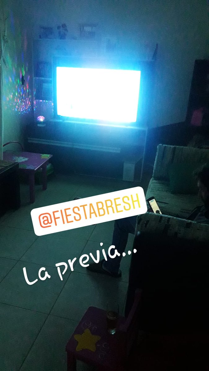 ji_borgognone's tweet photo. Las nenas duermen...  Hacernos previas con la @fiestabresh mientras esperamos @TrulalaOficial #ElBaileEnTuCasa https://t.co/vYeLmrt1uN