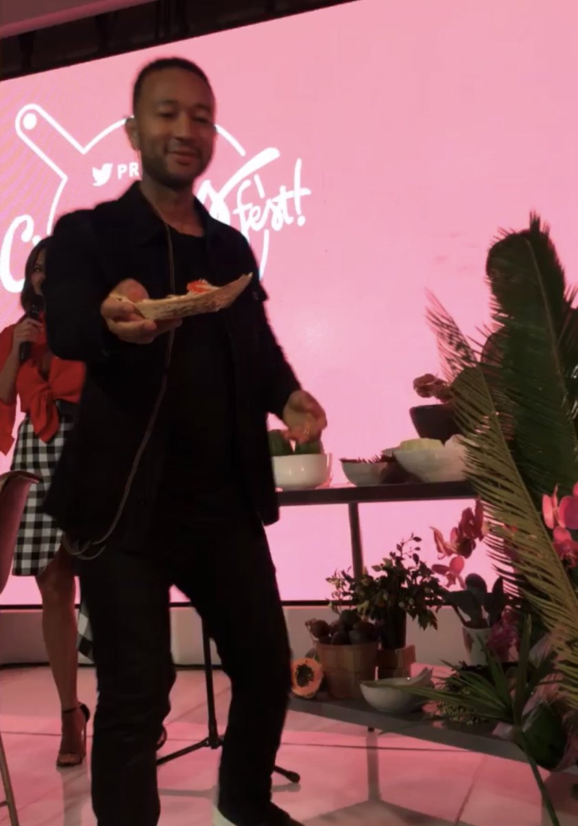 disconadia's tweet photo. @chrissyteigen John handing me and my friends his fried chicken after making it at #cravingsfest... still the best chicken wing I’ve ever eaten! https://t.co/7RK5RjtWIv