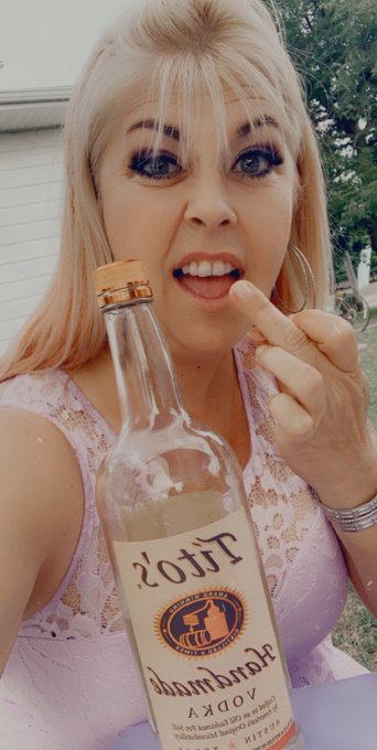 Yes, I brought at bottle to a wedding.  YES! My table had a BLAST! https://t.co/3t7VZ70SKs<a href="/tag/feet"class="tags"><span>#feet</span></a>