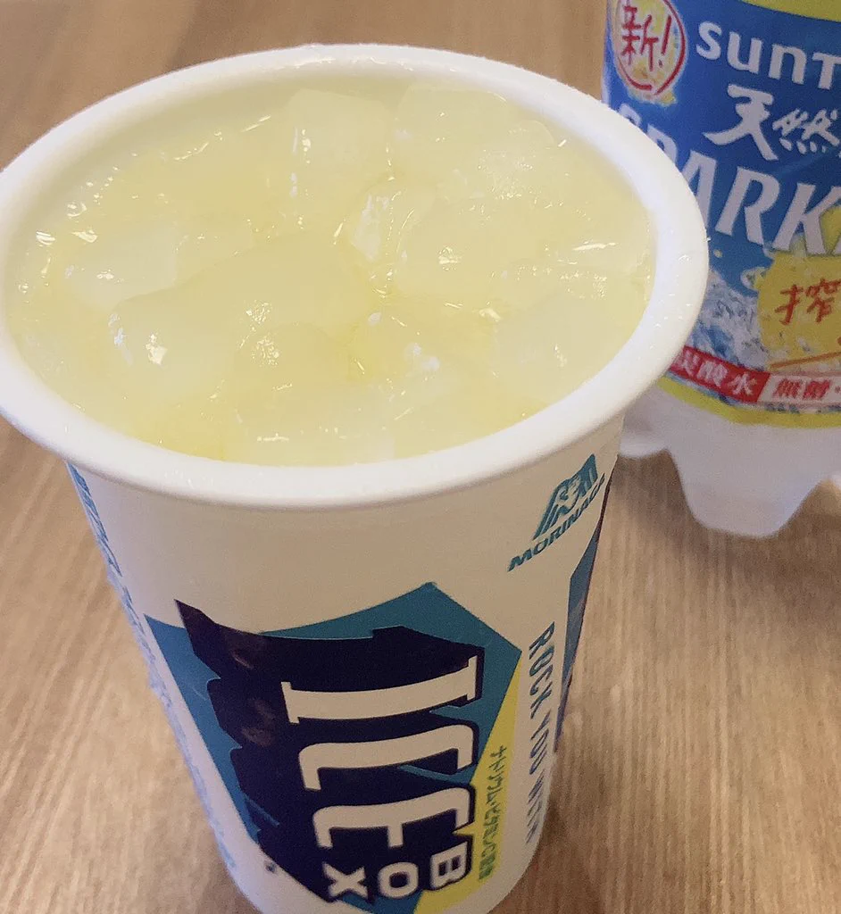 アイスボックスにレモン汁、炭酸水を入れるとあら不思議！涼しげな飲み物が完成‼