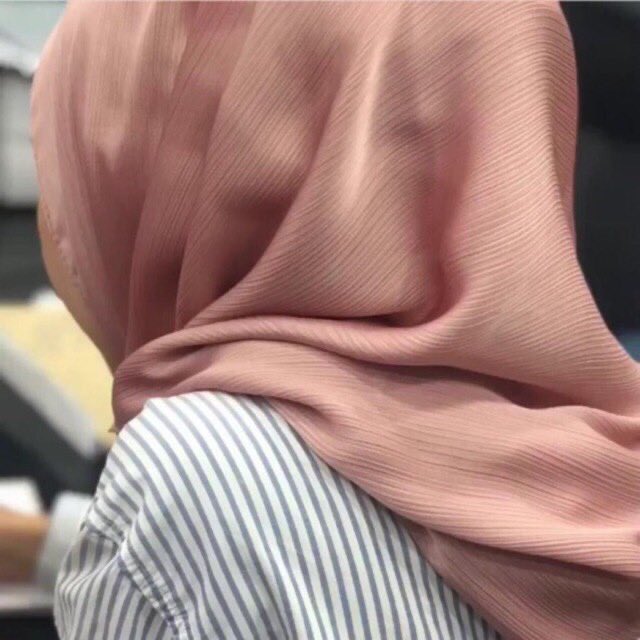 SHAWL SATIN MUNAMeasurement Shawl: 1.8m X 0.75mMaterial: Satin Jahitan tepi: Baby SeamPrice: RM18