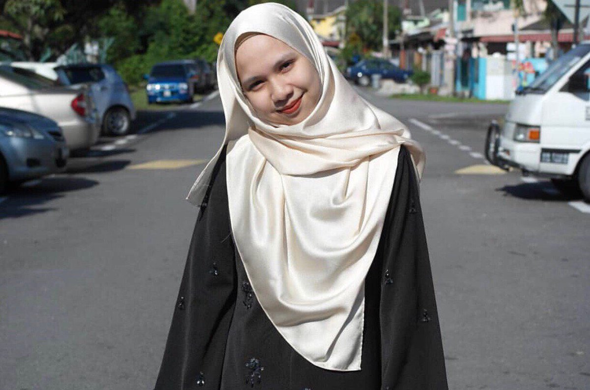 SHAWL SATIN SILK BUBBLEMeasurement: 1.8m x 0.7mMaterial: Satin silk bubblePrice: RM20