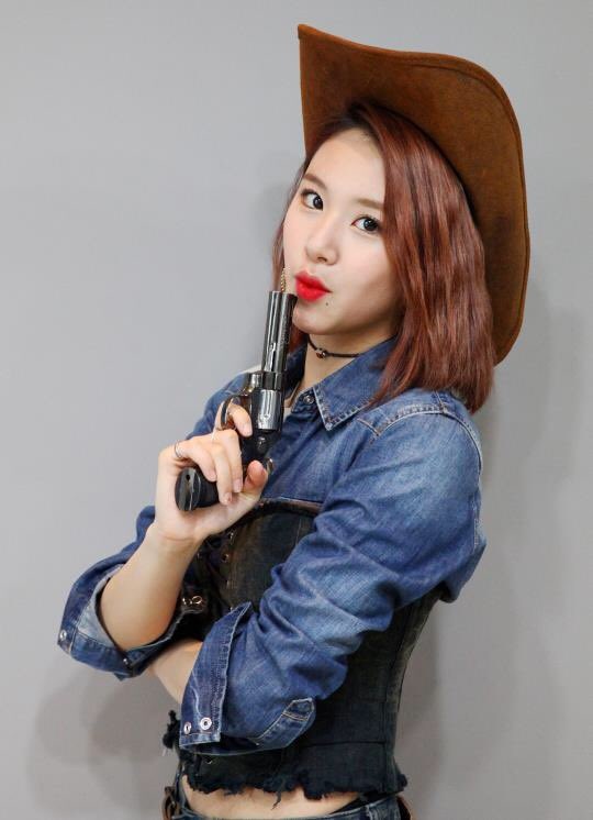 chaeyoung as kermit the frog