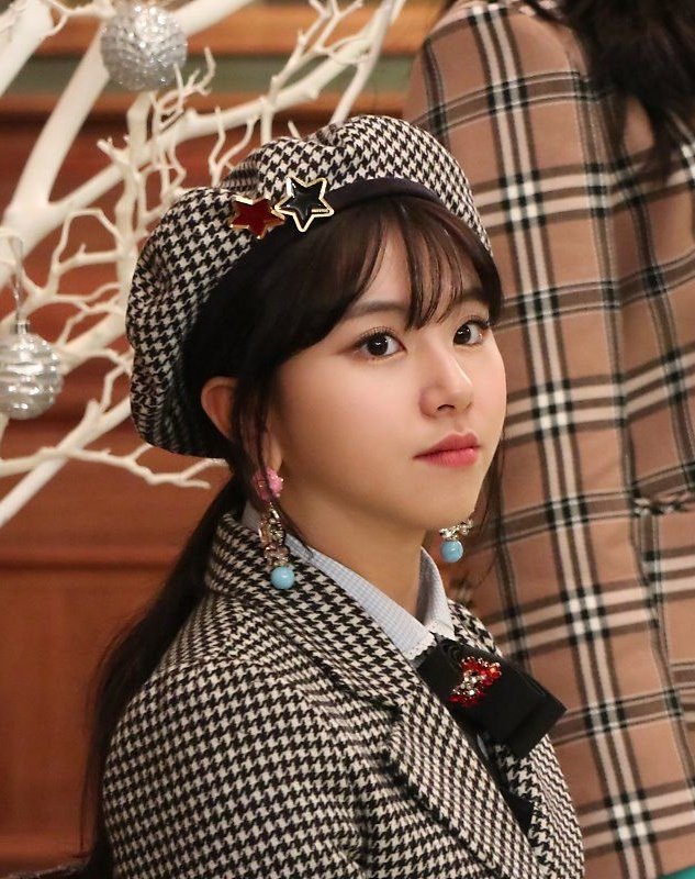 chaeyoung as kermit the frog