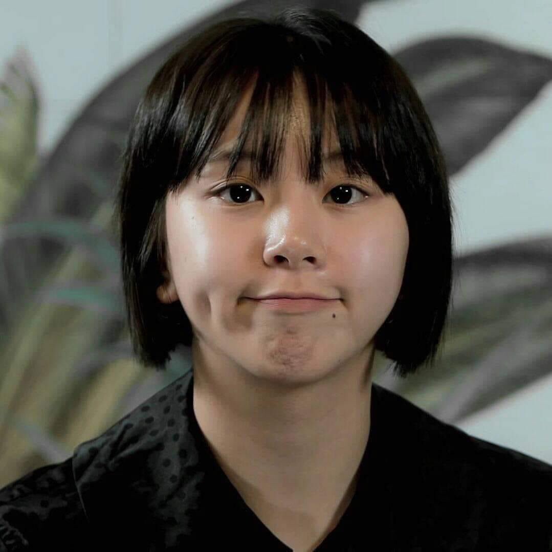 chaeyoung as kermit the frog