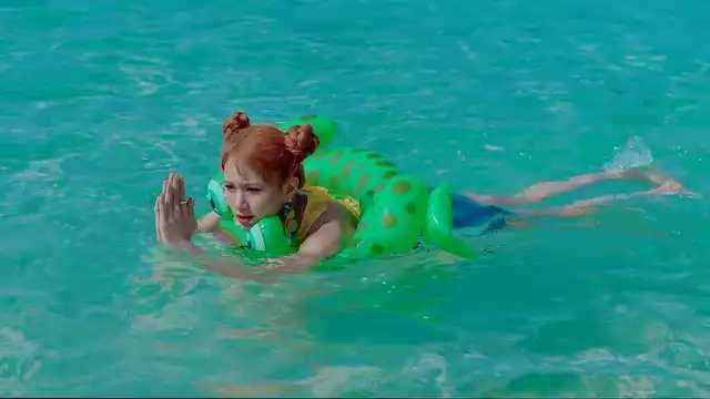 chaeyoung as kermit the frog