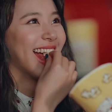 chaeyoung as kermit the frog