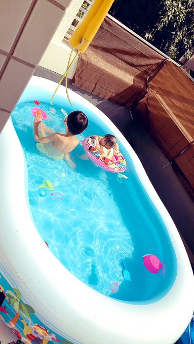 プールにうかんだ水風船がきれい♡ https://t.co/uRUF0boUac